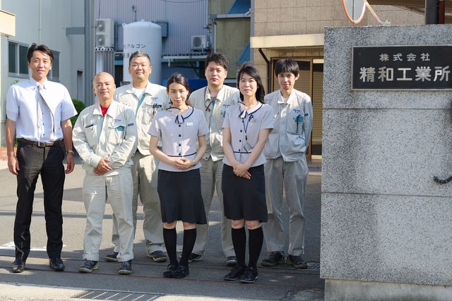 社員の皆さん（男性左から原社長、車川氏、中本氏、鳥山氏）